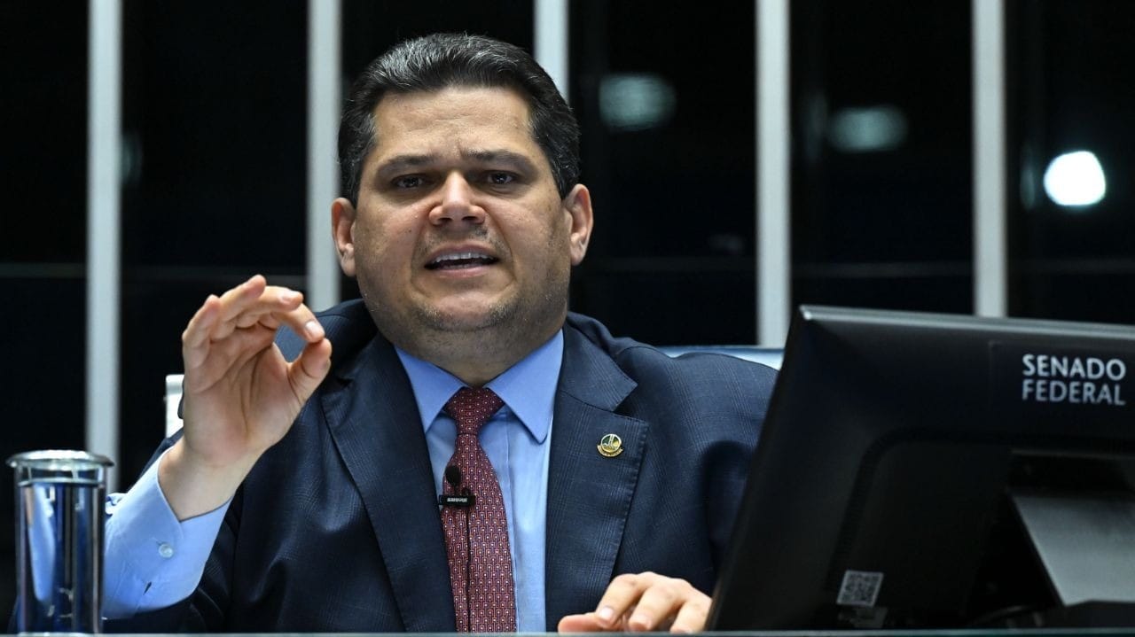 Alcolumbre reage a pressões e cita pedido de R$ 130 mi de Flávio a Vorcaro