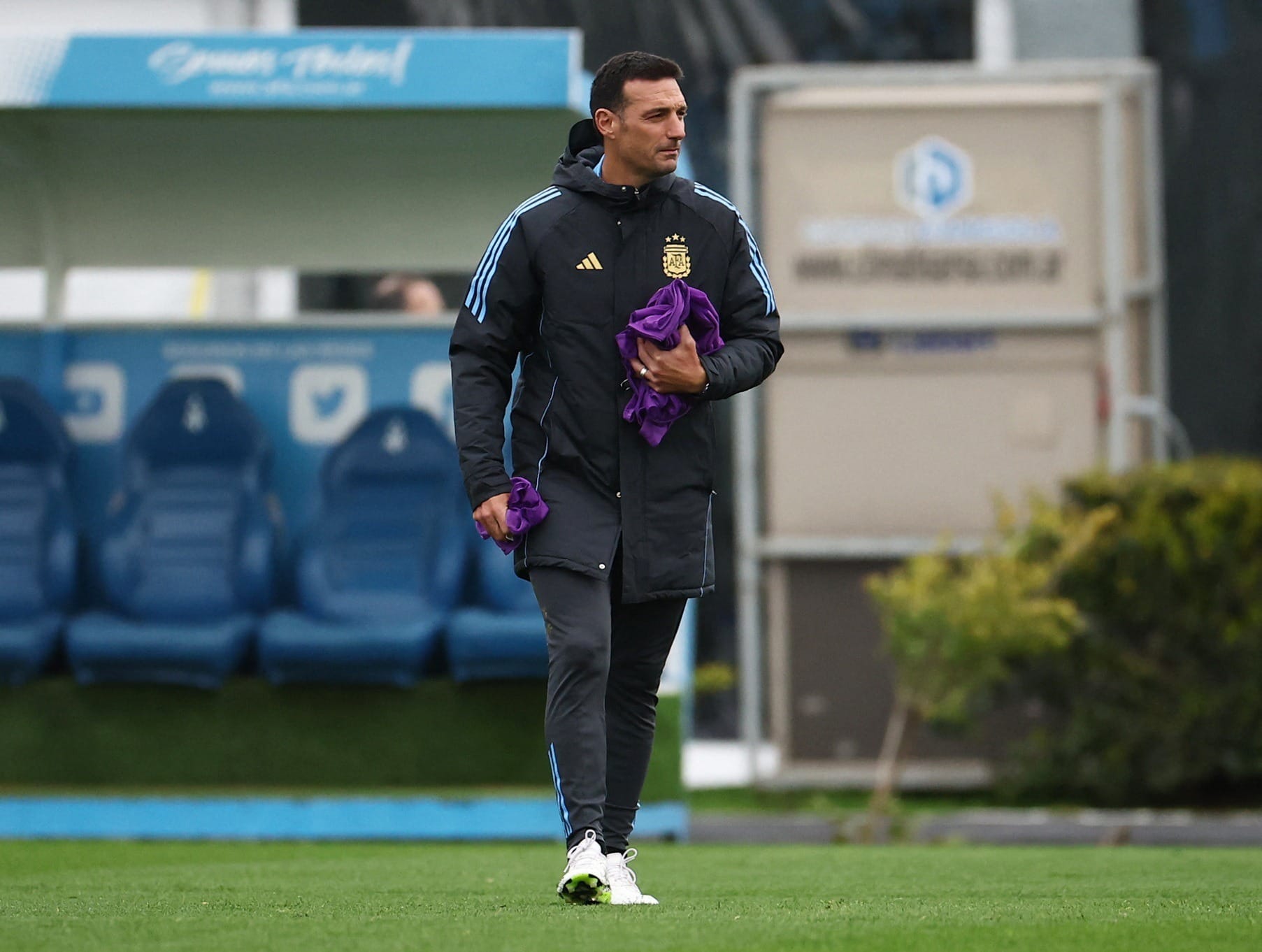 Scaloni chora e prevê muita emoção em 'despedida' de Messi na Argentina: 'Temos de desfrutar'