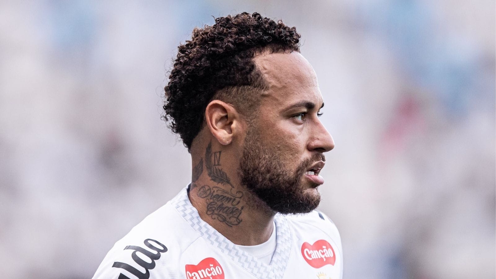 Neymar volta a treinar com bola no Santos após lesão na coxa
