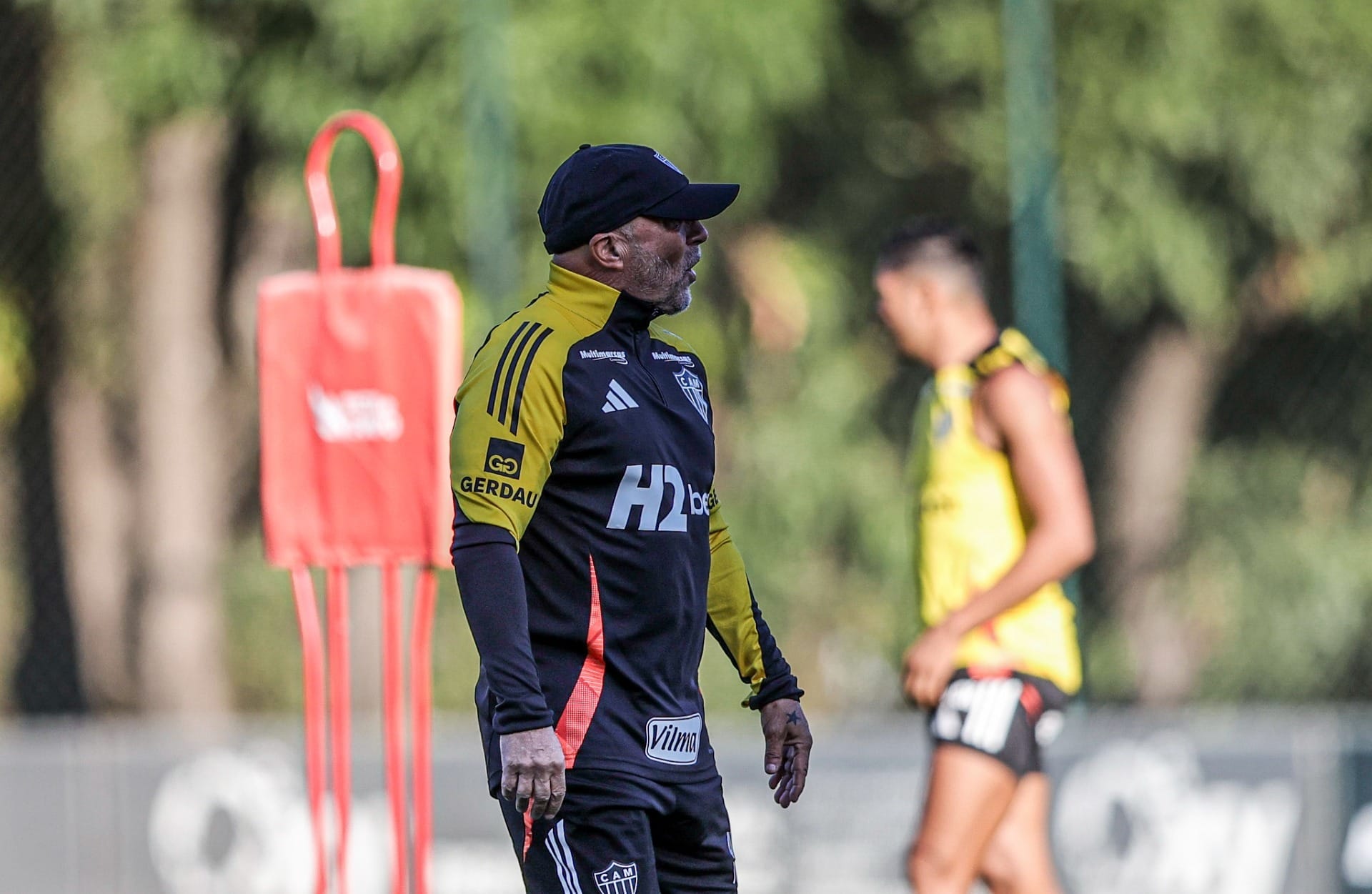 Sampaoli inicia sua 2ª passagem pelo Atlético-MG com longo papo, treino tático e desfalques