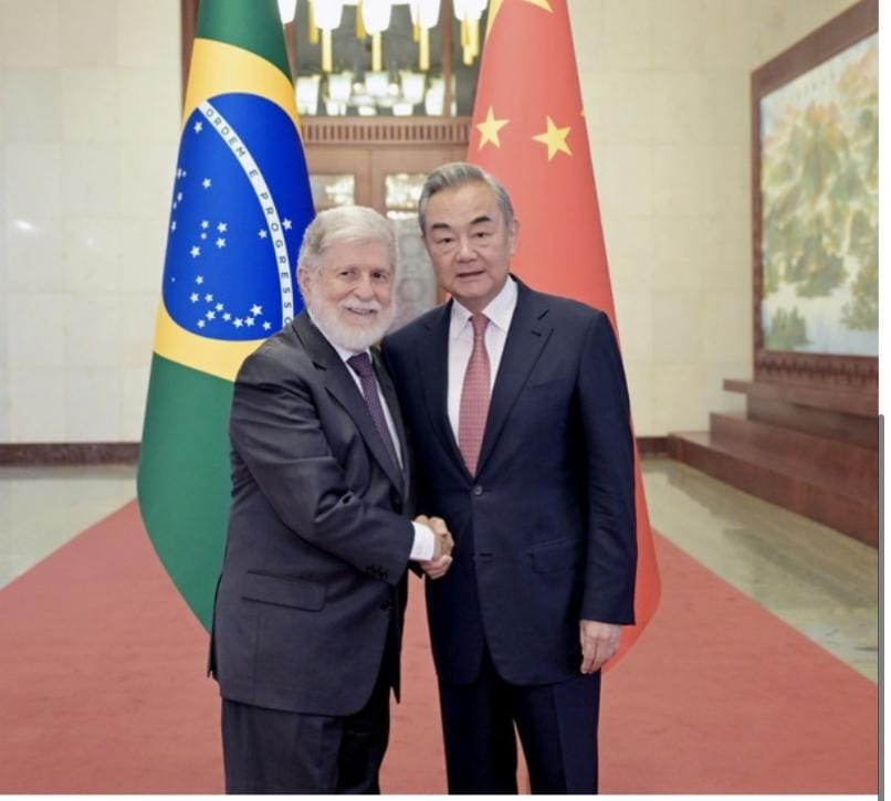 Resposta ao tarifaço e reforma da OMC são assuntos em reunião de Amorim na China