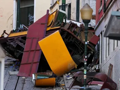 Sobe para 16 o número de mortos após bondinho descarrilar em Lisboa
