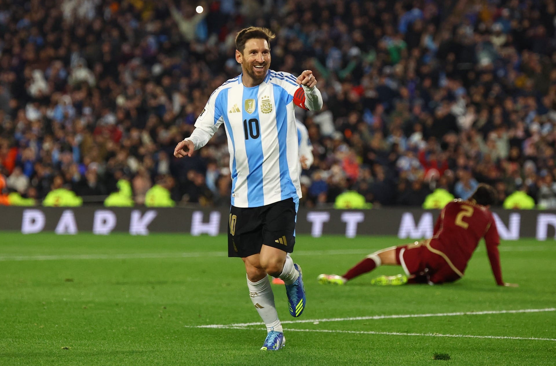 Messi se despede da seleção na Argentina com choro, festa, e gols em triunfo sobre a Venezuela