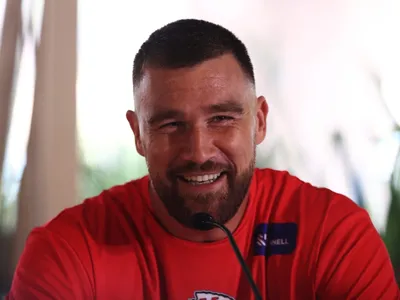 Noivo de Taylor Swift, Kelce treina em SP e brinca: "Ganhei mais um anel"