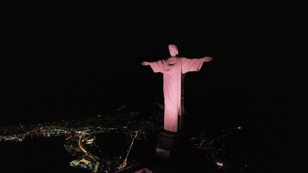 Biebercabana? Justin Bieber divulga álbum no Cristo Redentor e cria teorias entre fãs