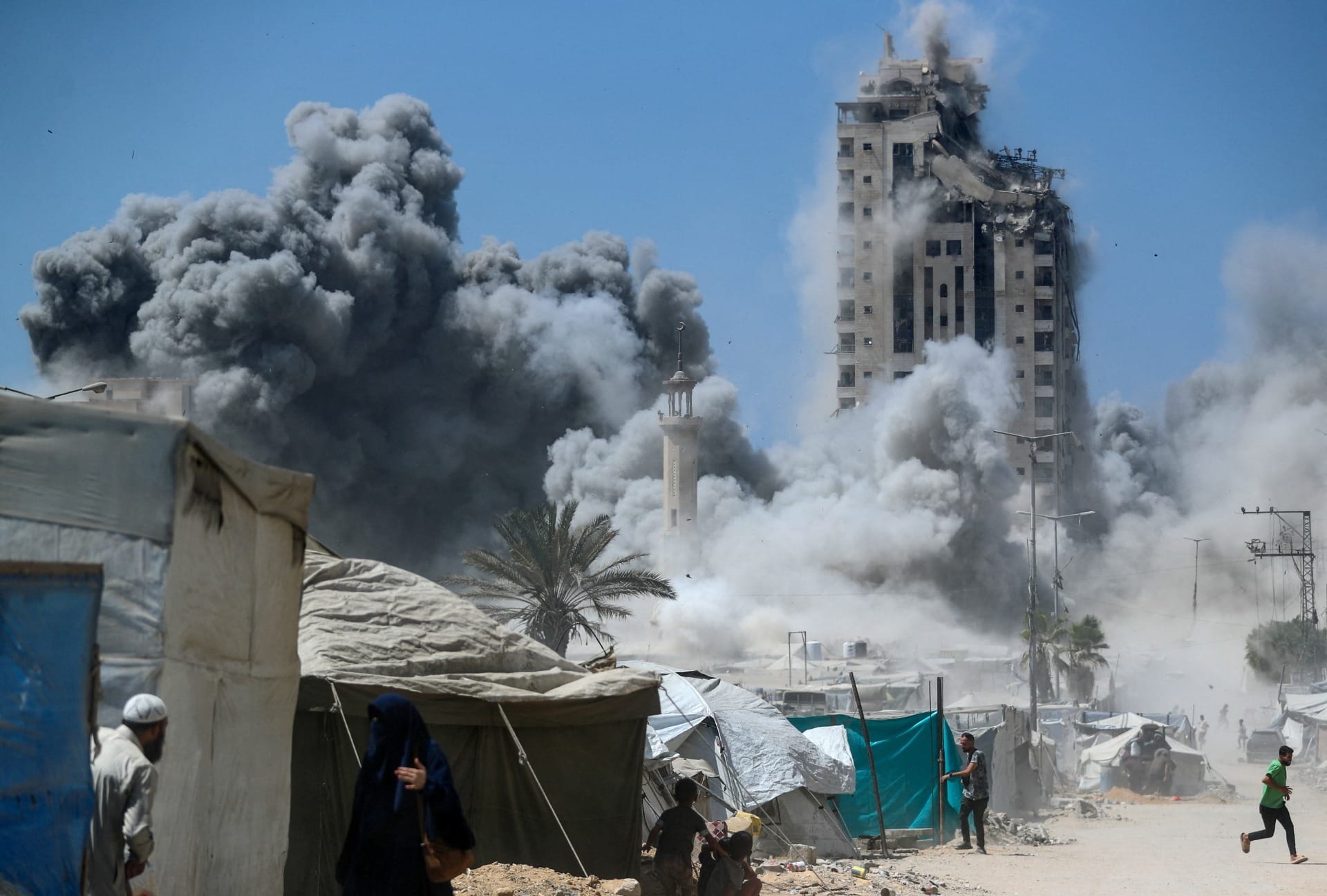 700 dias de guerra: Israel derruba prédio de 12 andares na Cidade de Gaza