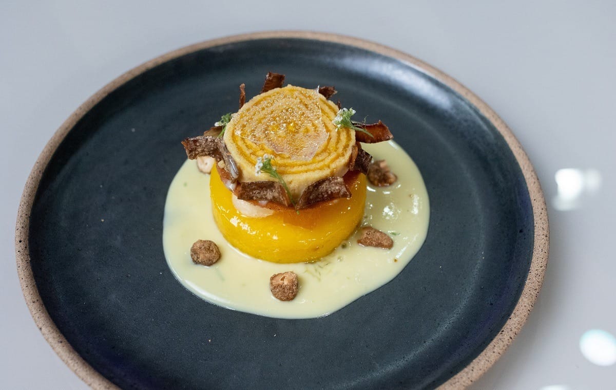 Quindim com bolo de rolo de abóbora, doce de abóbora, espuma de queijadinha e creme inglês de caipirinha | Band Receitas