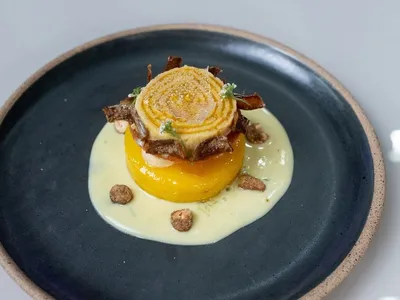 Quindim com bolo de rolo de abóbora, doce de abóbora, espuma de queijadinha e creme inglês de caipirinha | Band Receitas