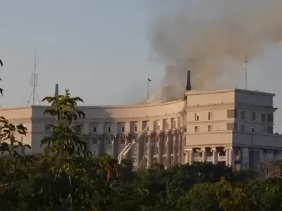 Rússia lança ataque massivo contra Kiev e atinge prédio do governo ucraniano