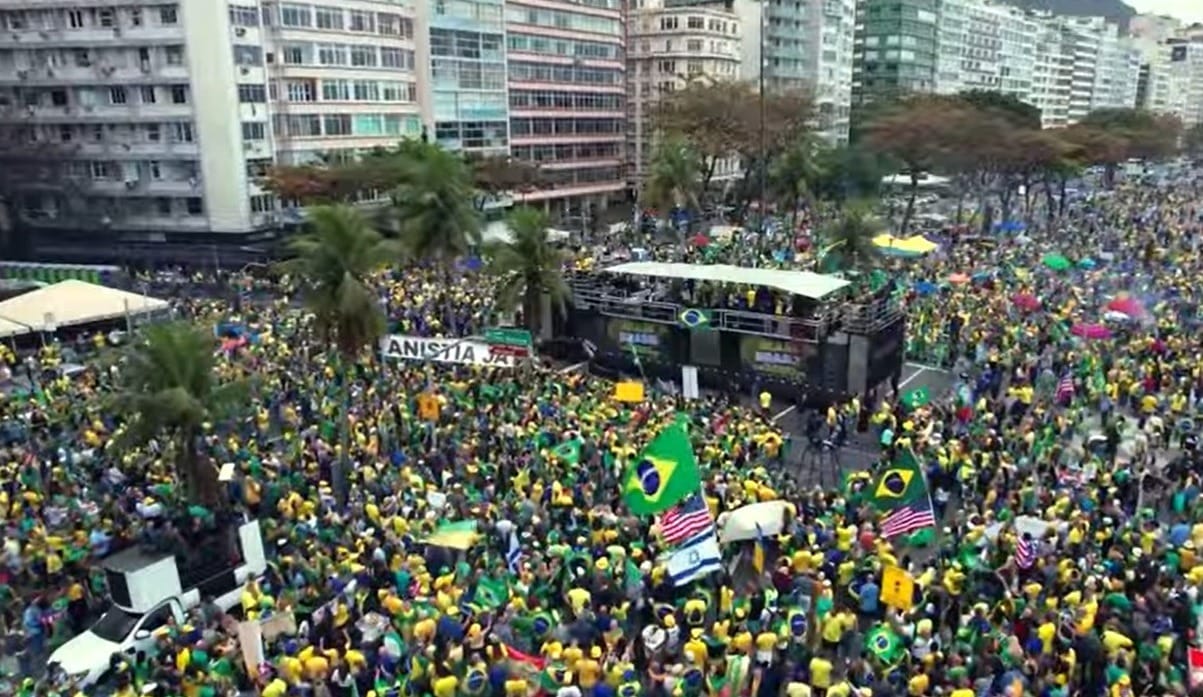 Apoiadores de Bolsonaro protestam em Copacabana e pedem anistia a réus do 8 de janeiro