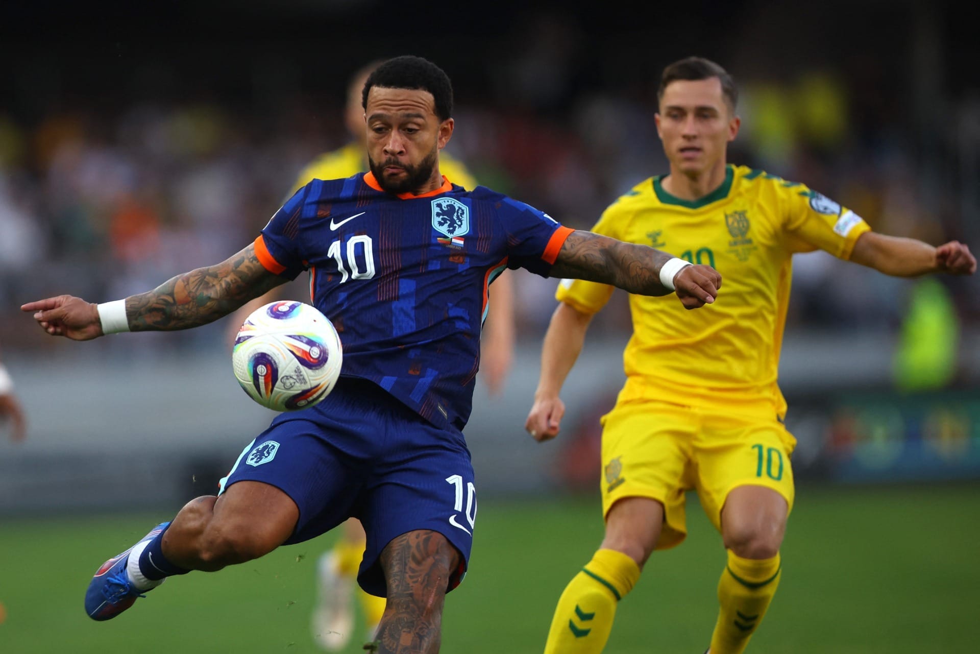 Corintiano Memphis Depay se torna o maior artilheiro da Holanda
