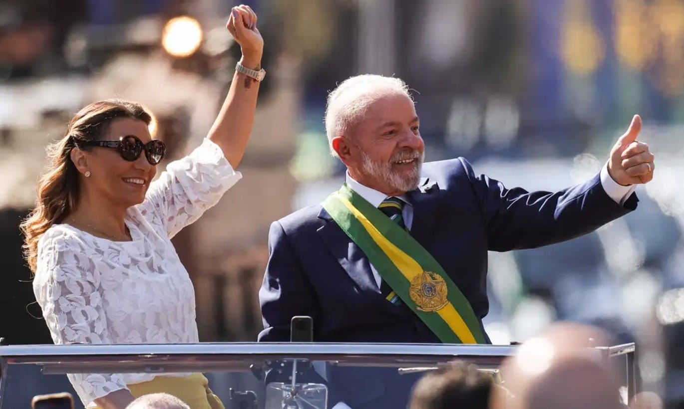Público acompanha desfile cívico-militar aos gritos de “sem anistia”