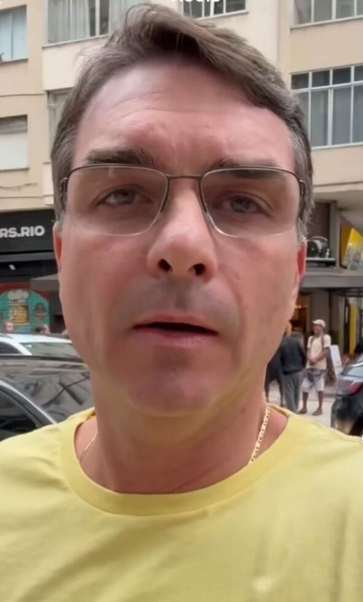 Concentração de ato bolsonarista em Copacabana tem bandeiras dos EUA e faixas contra STF