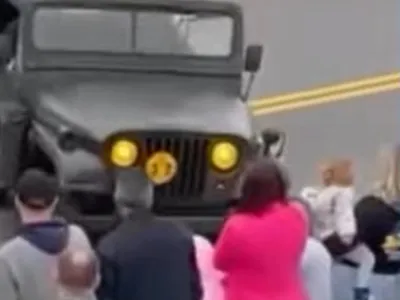 Motorista perde controle e atropela duas pessoas durante desfile militar em Brusque (SC)