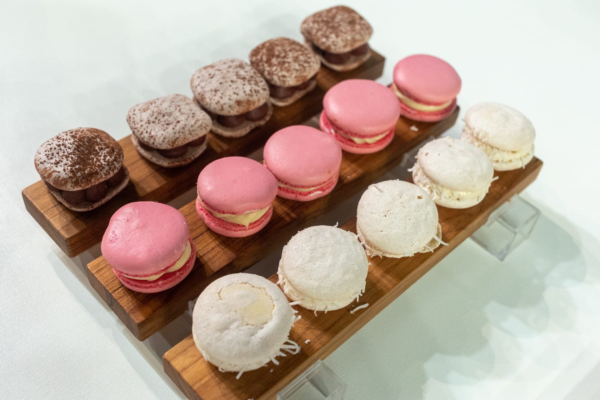 Macarons recheados de doce de leite com ganache de baunilha, coco e mel, compota de abacaxi e maçã caramelizada | Band Receitas