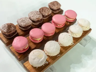 Macarons recheados de doce de leite com ganache de baunilha, coco e mel, compota de abacaxi e maçã caramelizada | Band Receitas