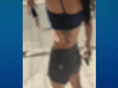 Mulher pega arma do marido PM e ameaça vizinha