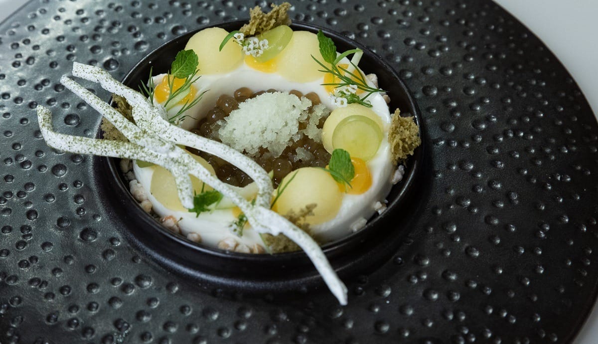 Parfait de sagu com melaço de cana, mousse de iogurte, bolo merengue de erva-mate e granité de carambola | Band Receitas