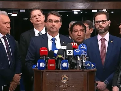 Flávio Bolsonaro critica voto de Moraes e compara ministro a líder do PT