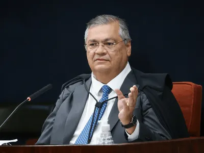 Dino abre processo para apurar desvio de emendas para filme de Bolsonaro