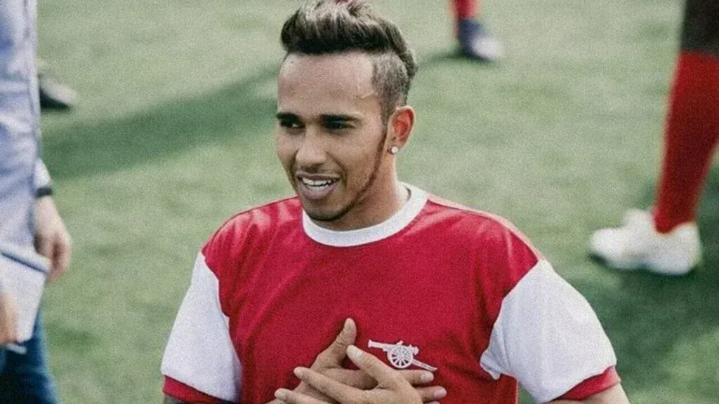 Lewis Hamilton veste camisa do Arsenal