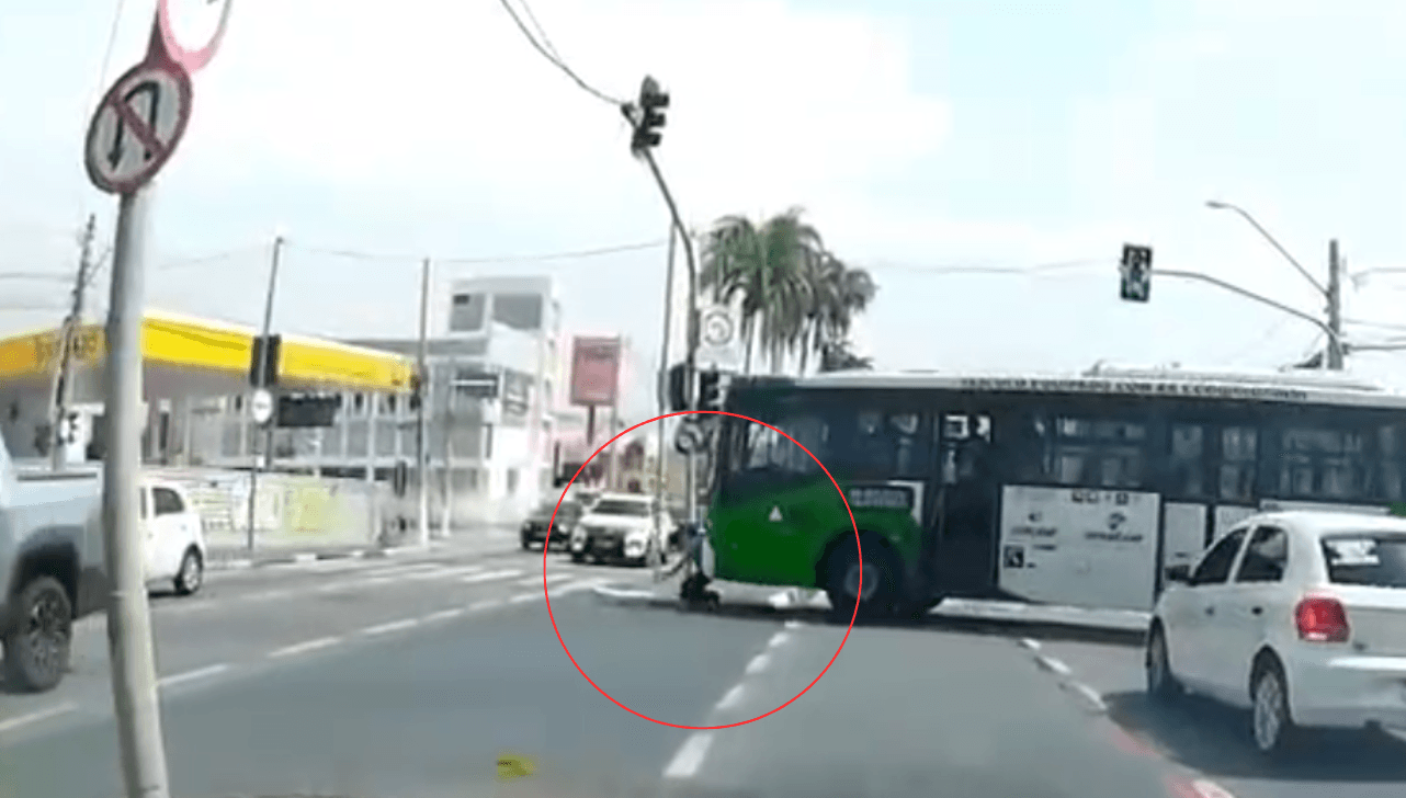 VÍDEO: motorista de ônibus é atropelado ao tentar segurar coletivo sem ...