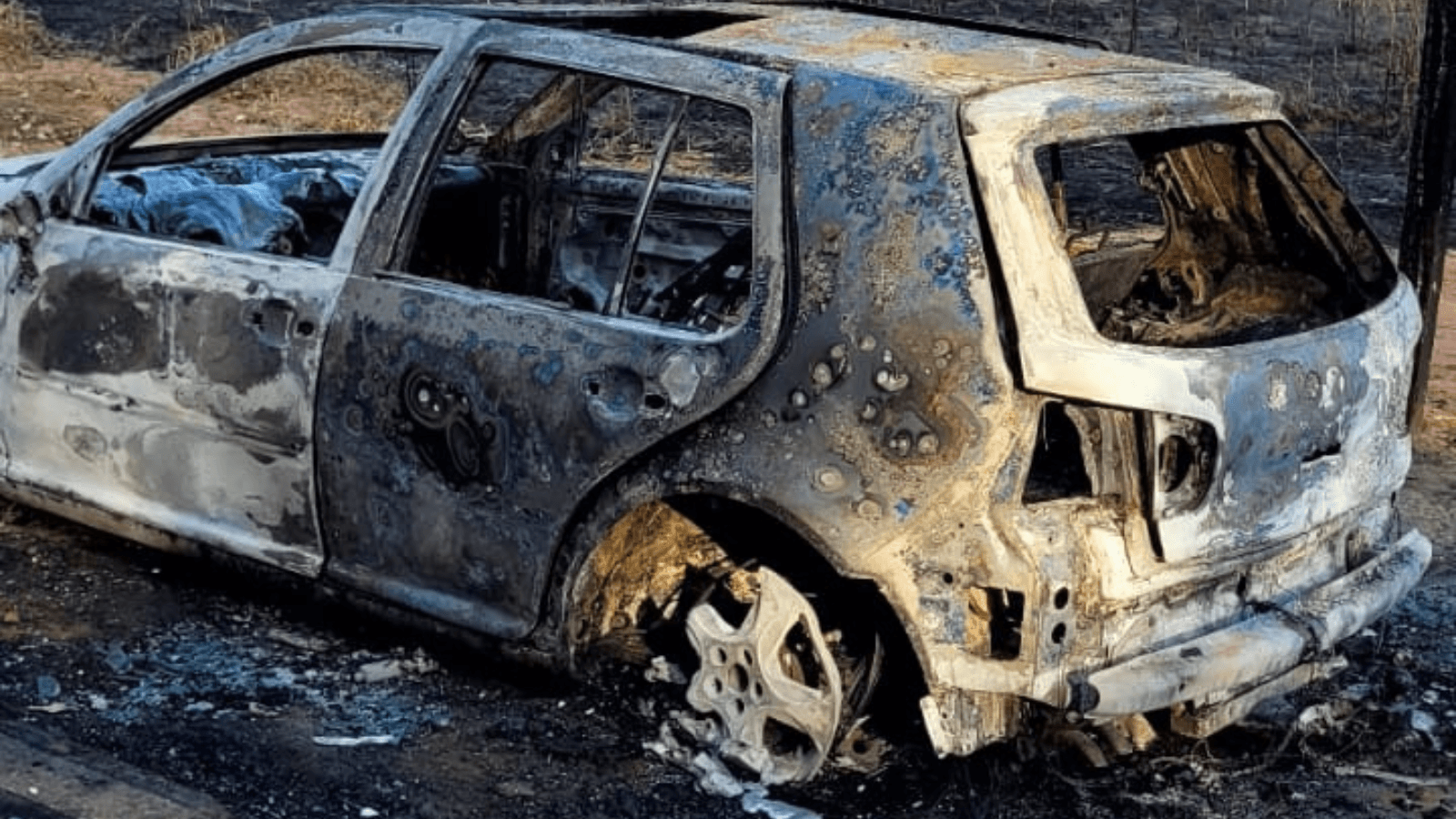 Carro pega fogo e provoca uma queimada de grandes proporções na região de Avaré