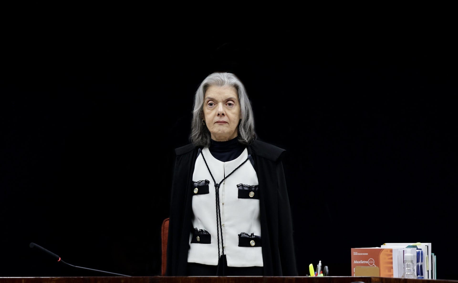 Cármen Lúcia diz que há prova cabal de ataque de Bolsonaro às instituições democráticas
