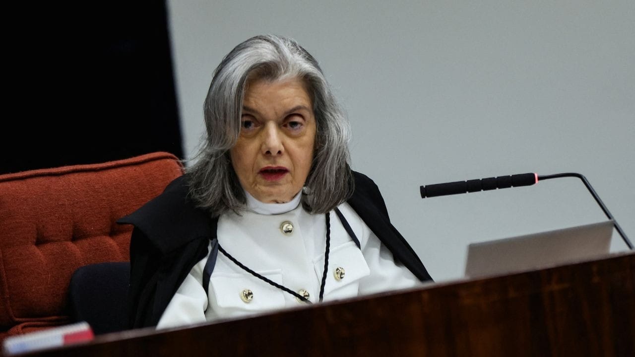 Em julgamento no STF, Cármen Lúcia desmente advogado sobre voto impresso
