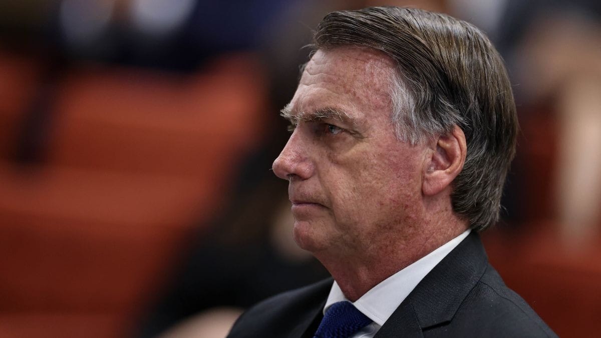 Bolsonaro tem 'crise acentuada' de soluços na prisão e médicos são acionados