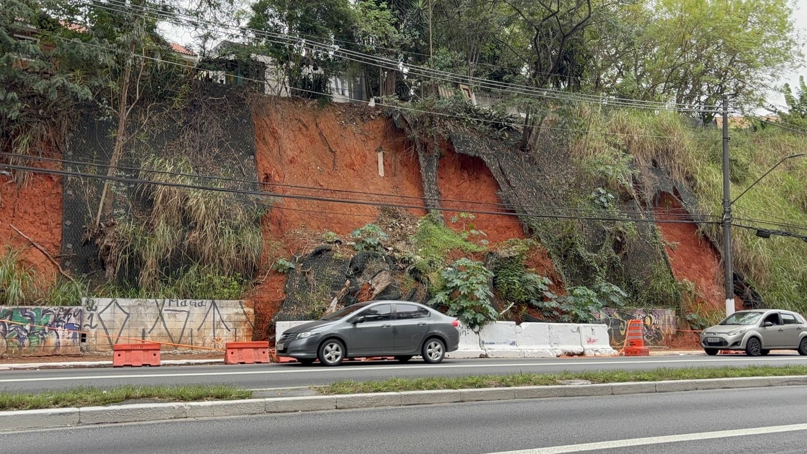 Prefeitura dará início às obras para consertar encosta que deslizou em avenida de SP