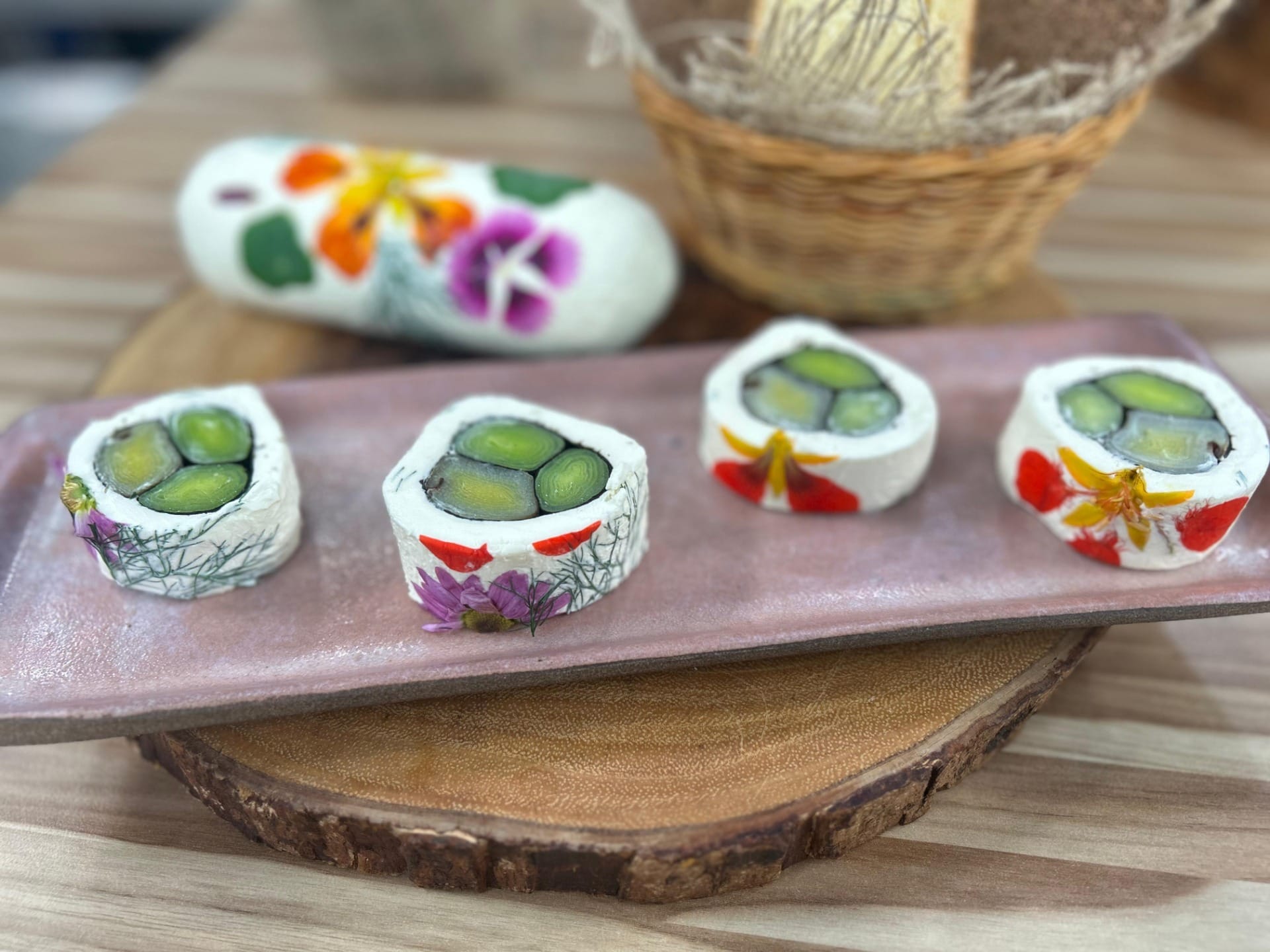 Mosaíco de alho-poró, cream cheese e flores comestíveis do chef Bruno Hashimoto | Band Receitas
