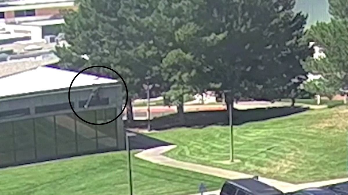Vídeo mostra suspeito de matar Charlie Kirk pulando de telhado após ataque