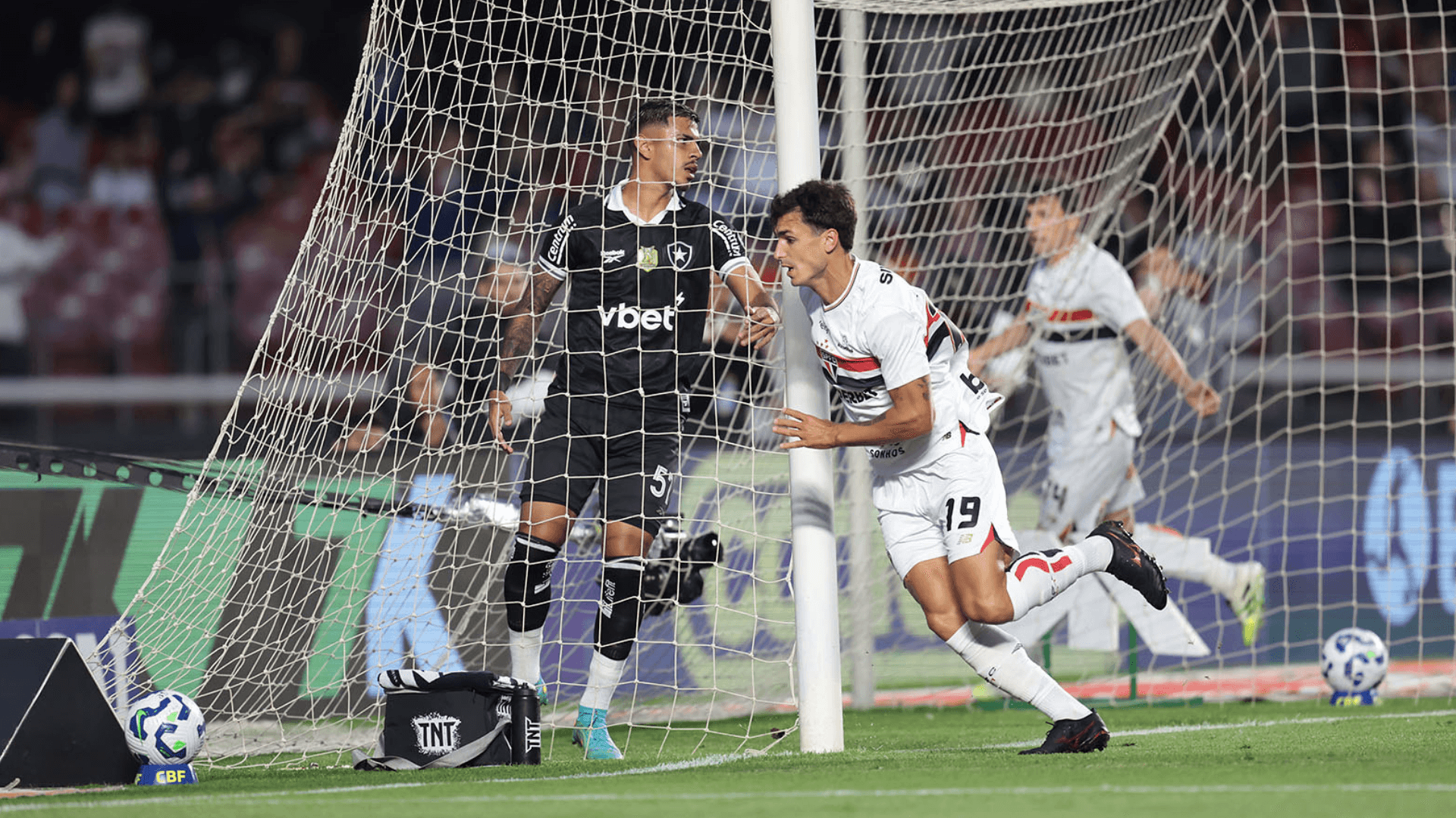 São Paulo bate Botafogo e mantém embalo dentro de campo