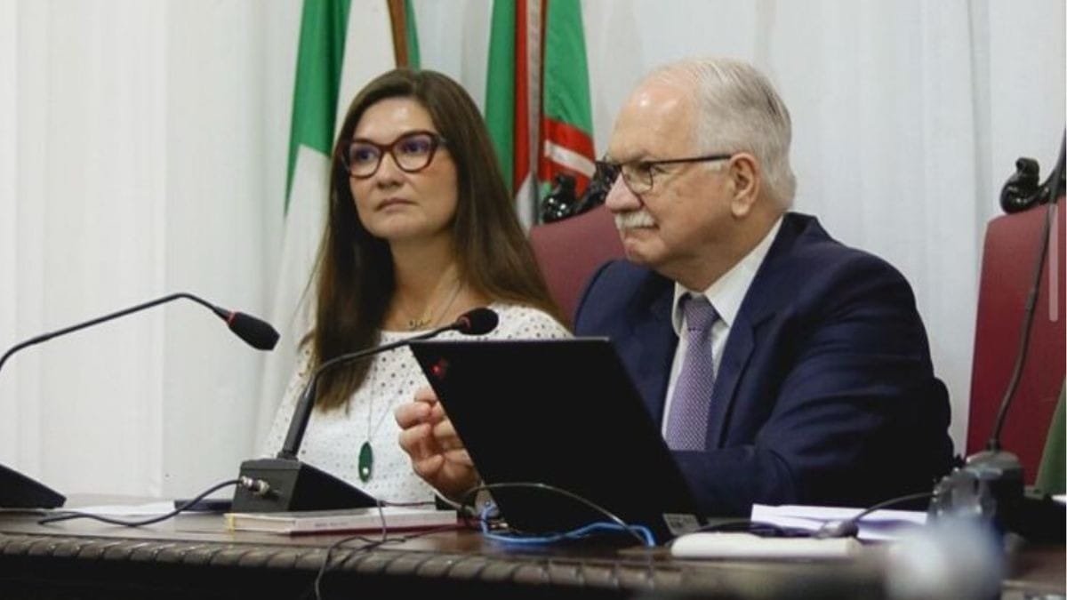 Filha de ministro do STF é xingada de ‘lixo comunista’ e leva cusparada na UFPR