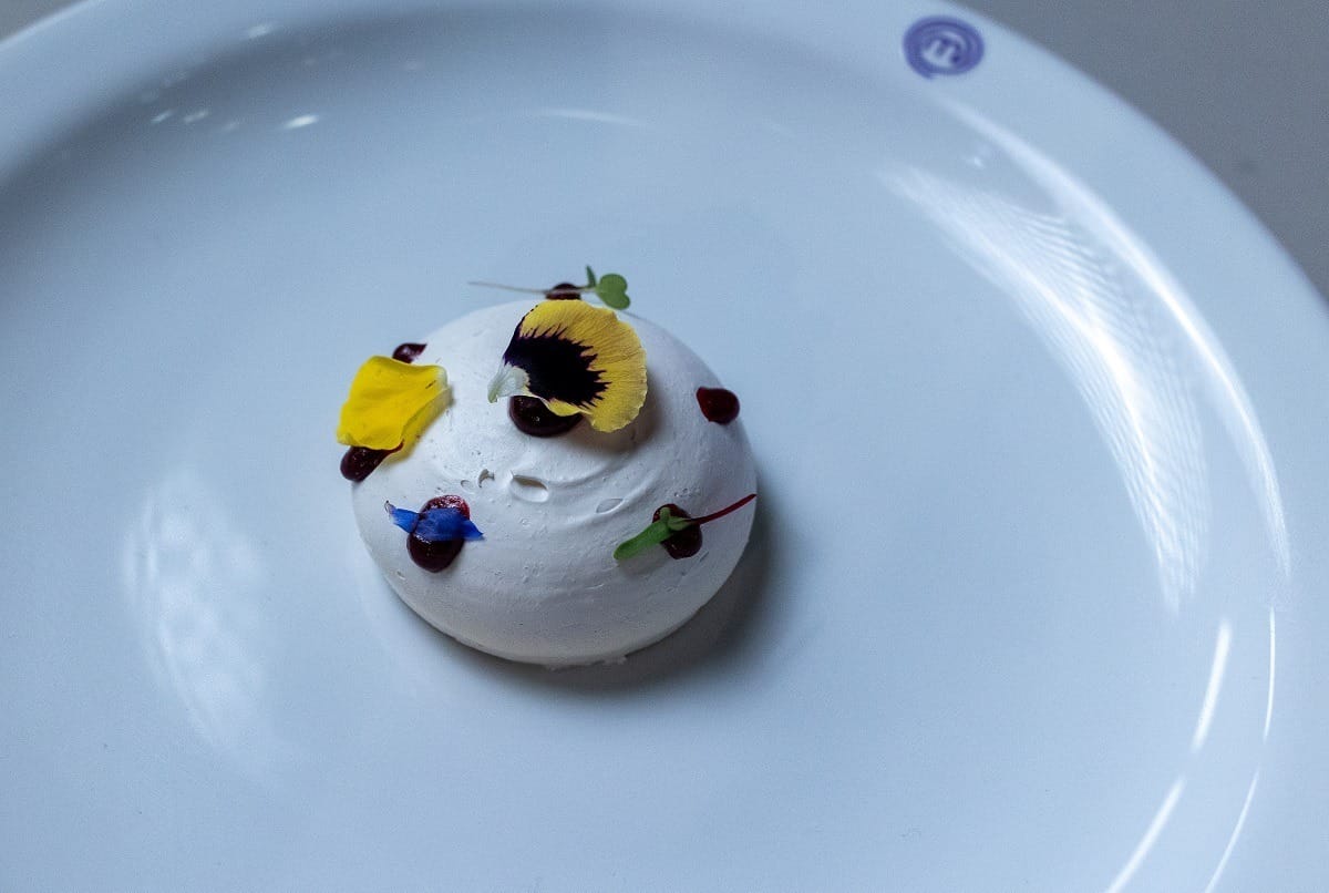 Pavlova de creme de pistache com compota de frutas vermelhas | Band Receitas