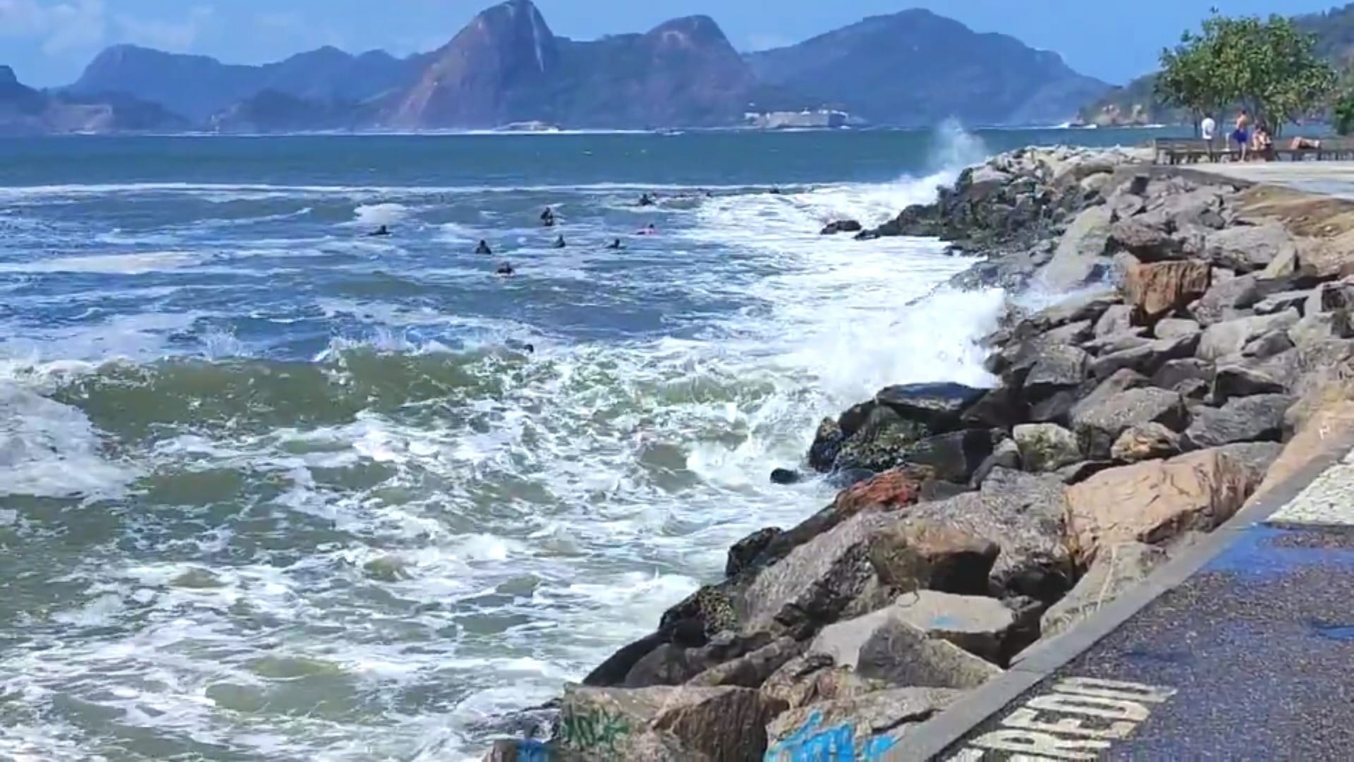 Ressaca atinge praias do Rio e temporais avançam pelo Sudeste