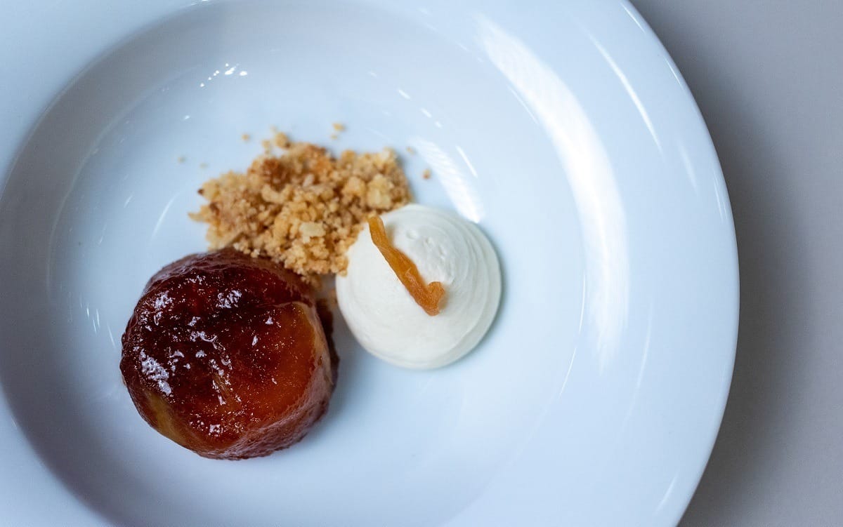 Tarte tatin de maçã com mousse de mascarpone, marzipã e crumble de amêndoas | Band Receitas