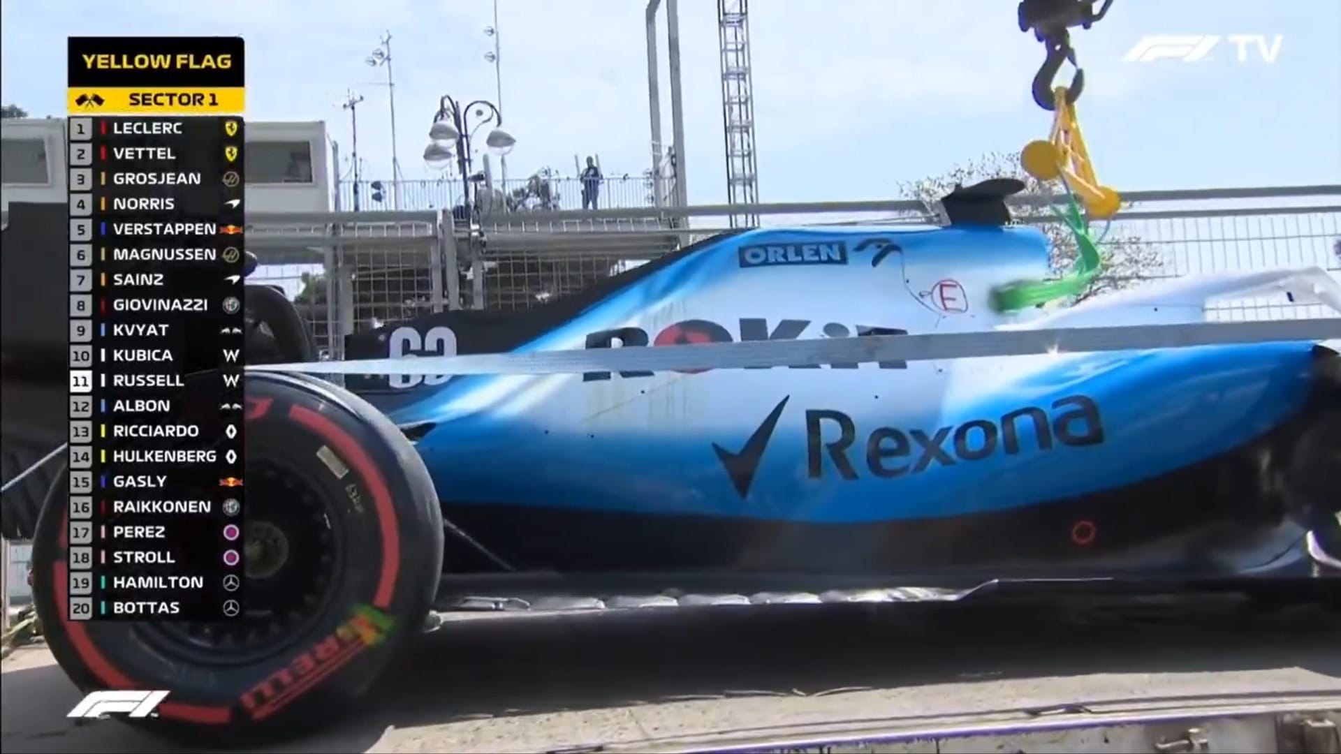 Williams foi resgatada por caminhão que bateu em passarela e cobriu carro de óleo (Imagem: F1TV/Reprodução)
