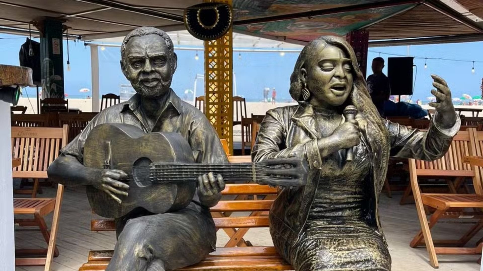 Estátua de Preta Gil é inaugurada ao lado de Gilberto Gil em Copacabana