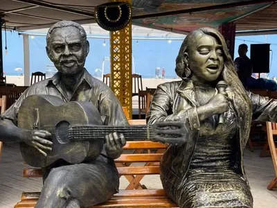 Estátua de Preta Gil é inaugurada ao lado de Gilberto Gil em Copacabana