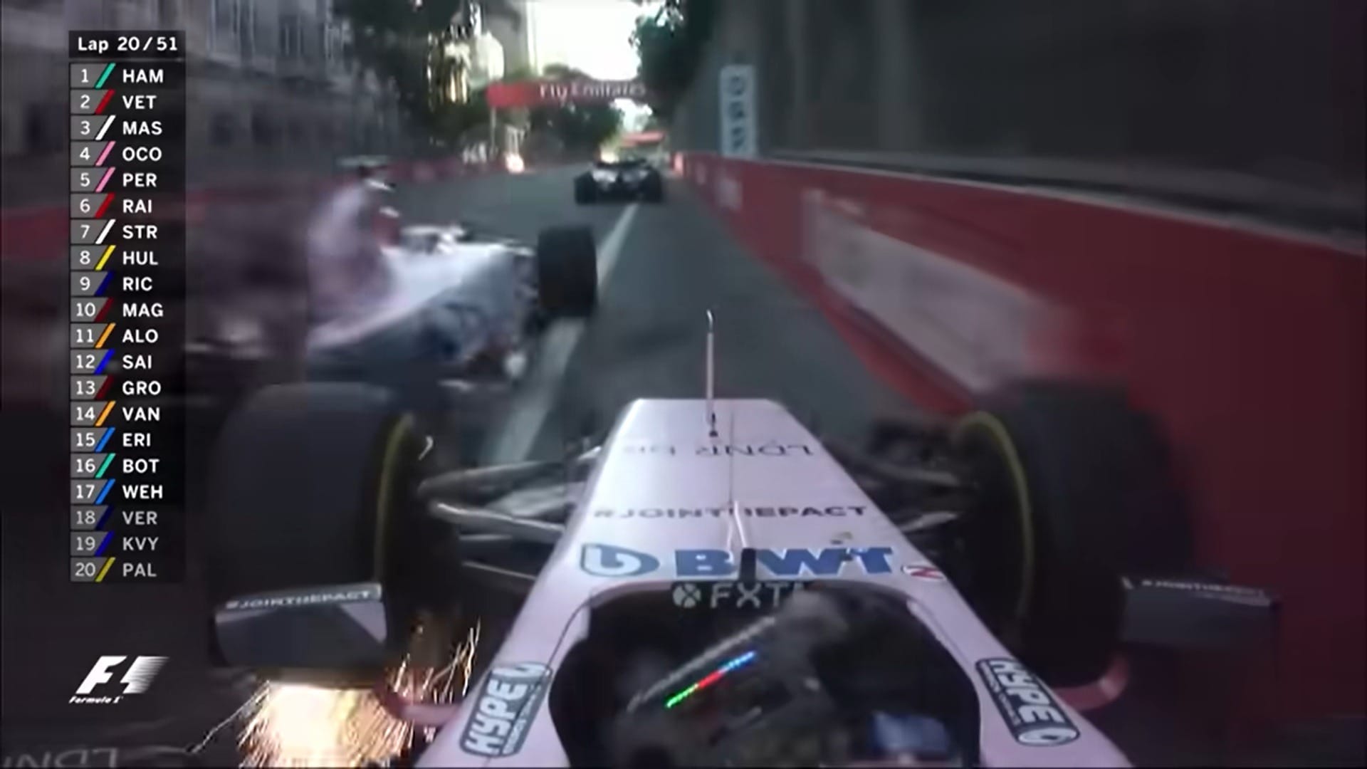 Pérez foi espremido por Ocon na parede (Imagem: Reprodução)