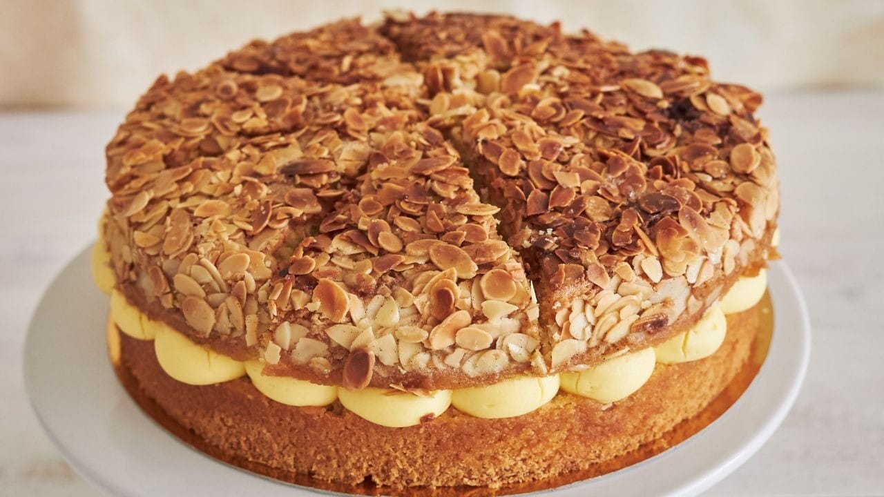Saiba o segredo para fazer um bolo de nozes com quindim perfeito