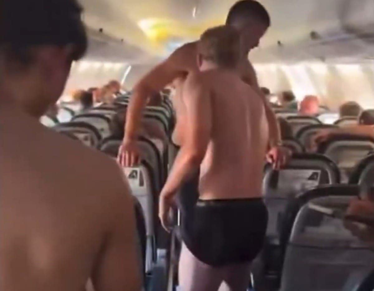 Jogadores do Monaco ficam de cueca por causa de problema em avião