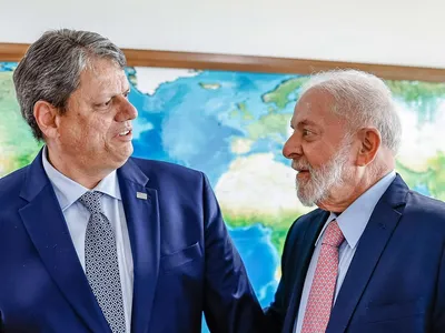 Lula tem 50,6% e Tarcísio aparece com 45,2% no 2º turno, diz Atlas/Bloomberg
