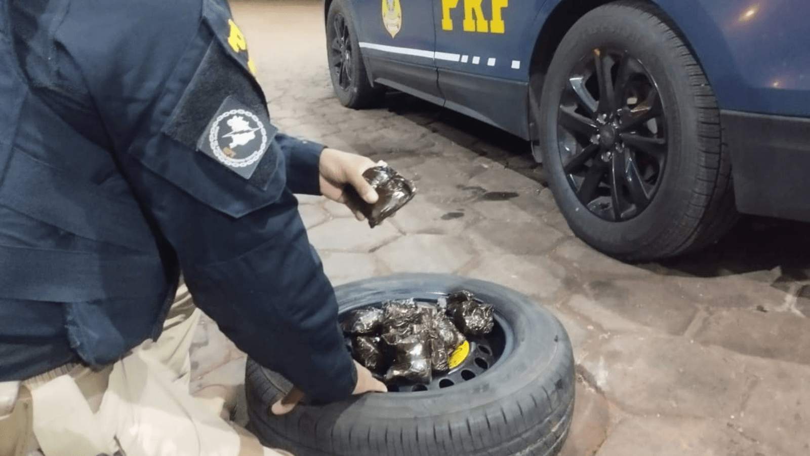 Homem é preso transportado quase 4 Kg de haxixe dentro de um dos pneus do carro