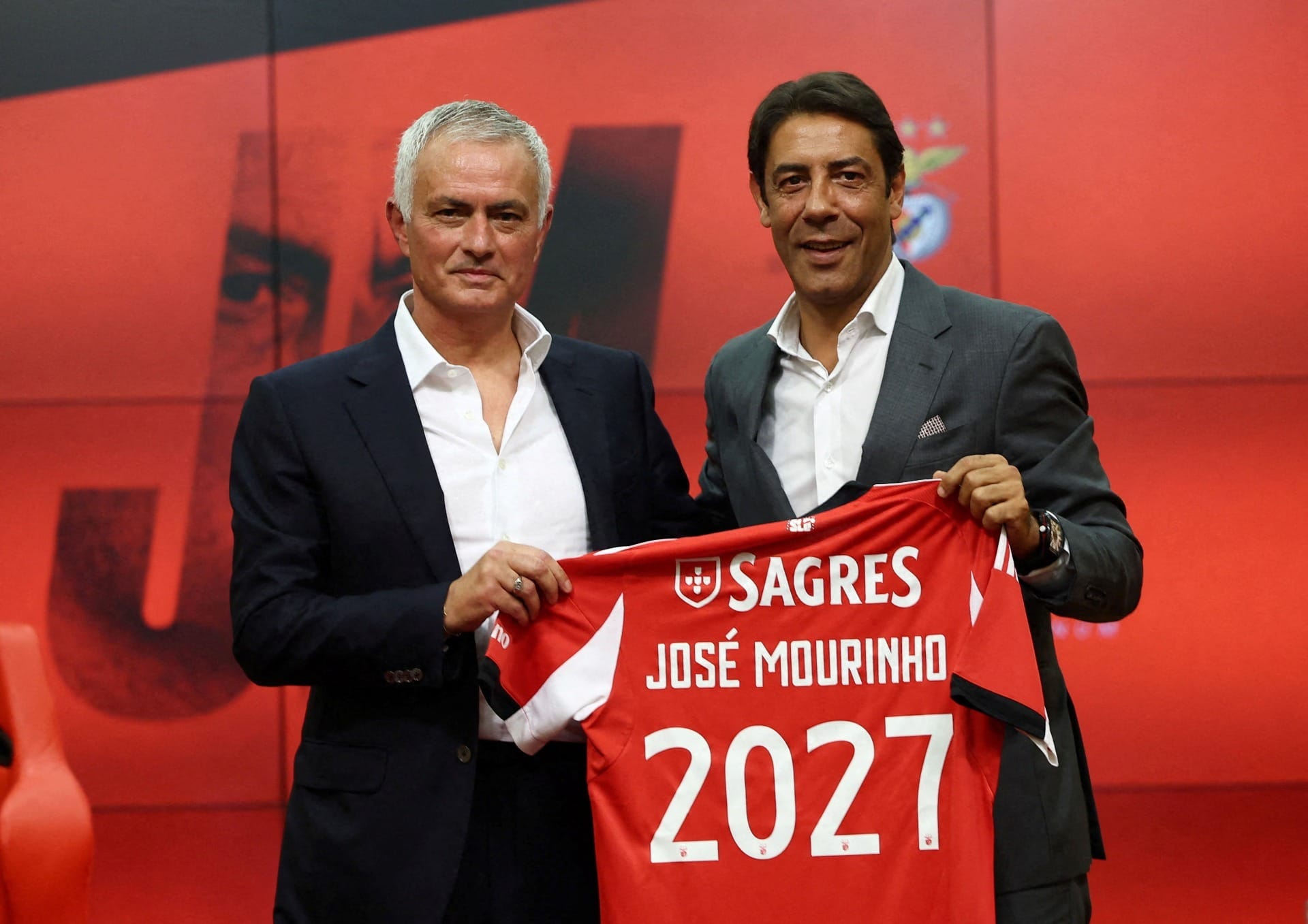 Benfica anuncia a contratação do técnico José Mourinho