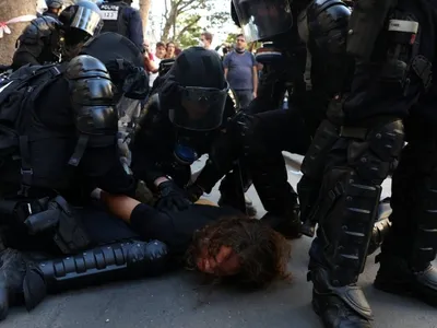 França: milhares de manifestantes tomam ruas em protesto contra Macron e seu novo premiê
