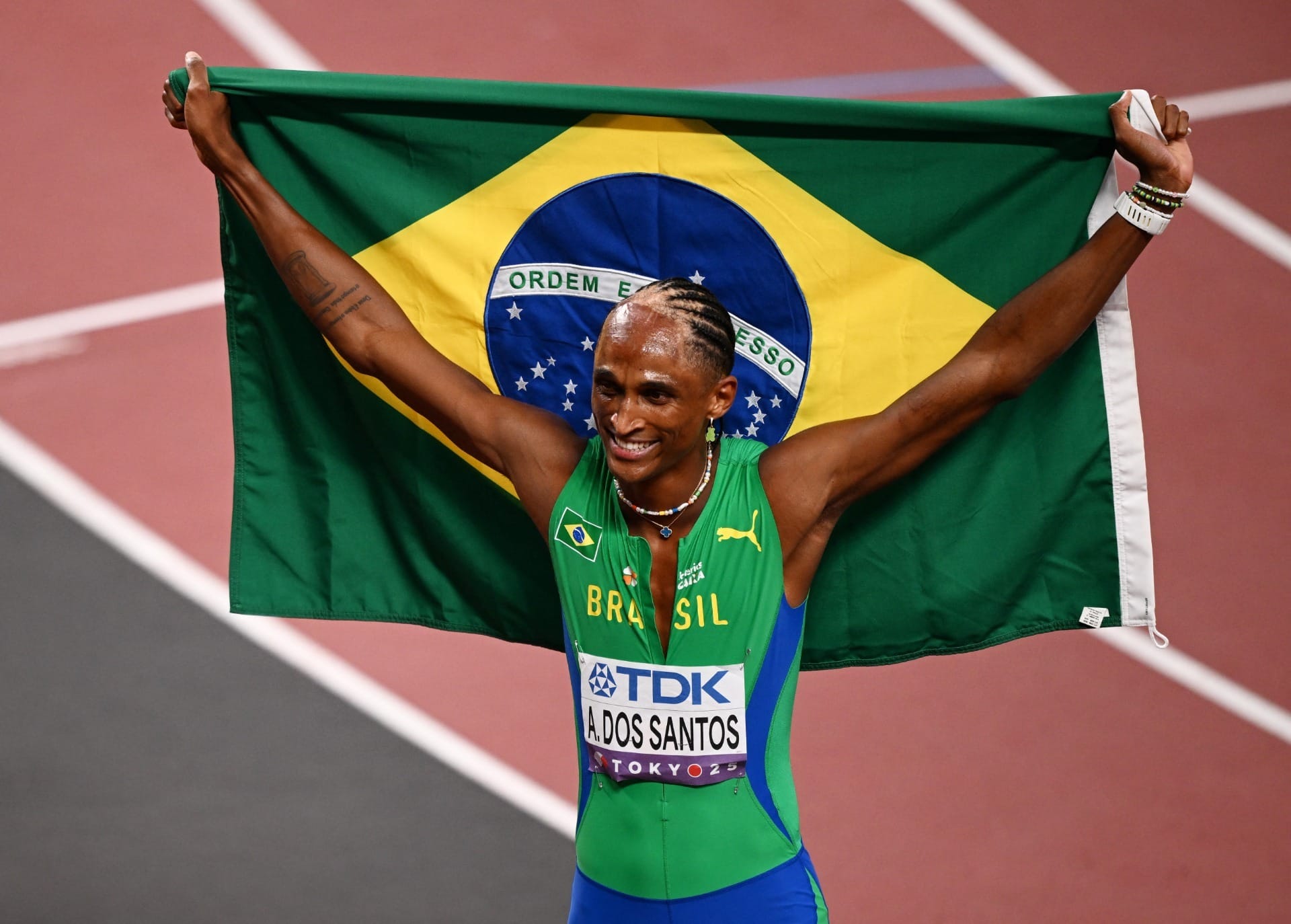 Alison dos Santos conquista a prata nos 400m com barreiras no Mundial de Atletismo