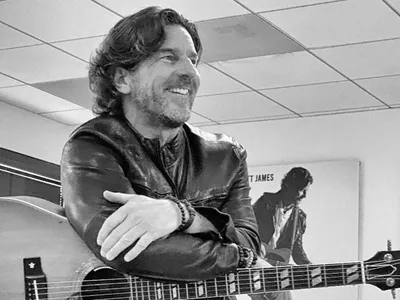 Músico Brett James morre em acidente de avião aos 57 anos nos EUA